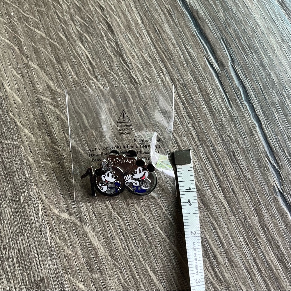 BNIB Disney 100th Anniversary Mickey & Minnie Mouse Pin - Picture 8 of 9